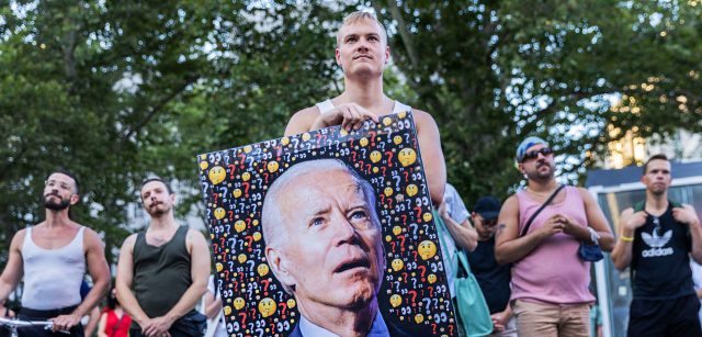 Misinformation is sowing panic (Jeenah Moon/Getty Images)