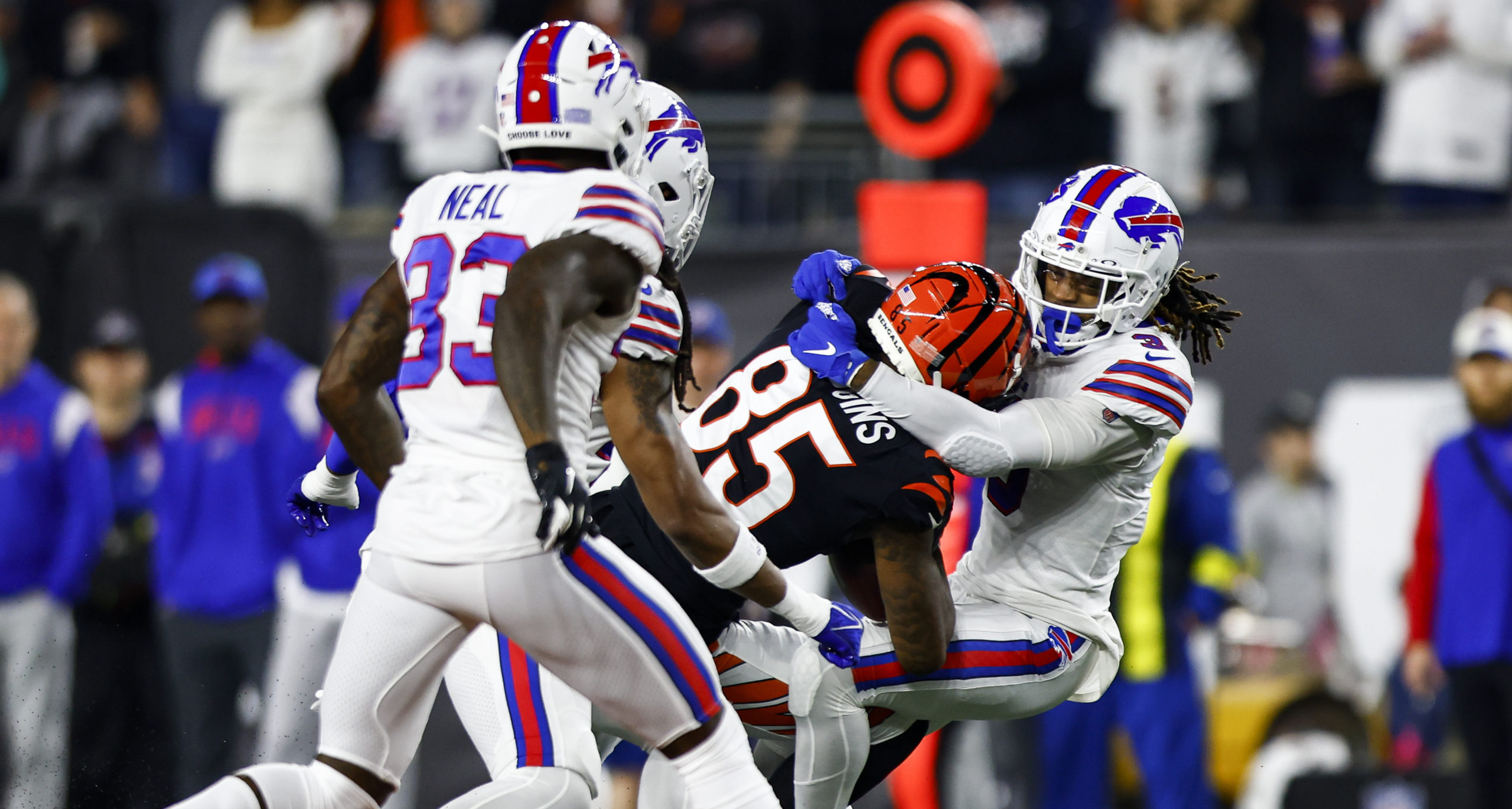 Ex-NFL doc tries to diagnose what went wrong when Bills' Damar