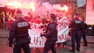 Right-wing street fighters take on French rioters