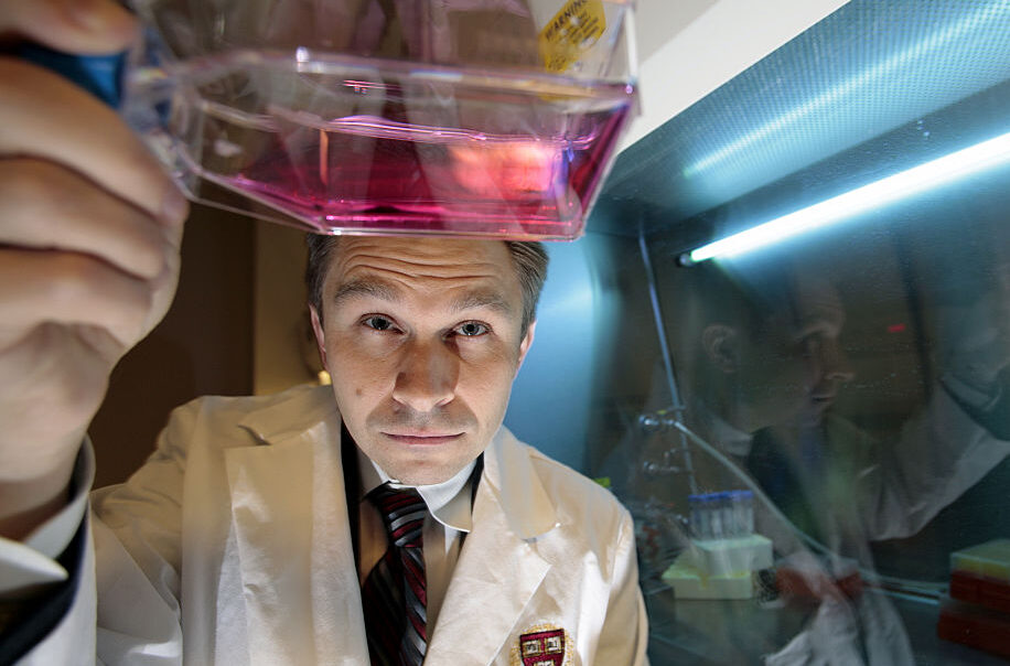 As a tenured professor of biology and genetics at Harvard Medical School, David Sinclair has long been the world’s most qualified “biohacker”. T