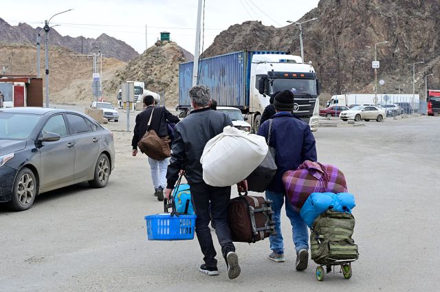 Iranian refugees crossing the border to Armenia. Credit: Getty.