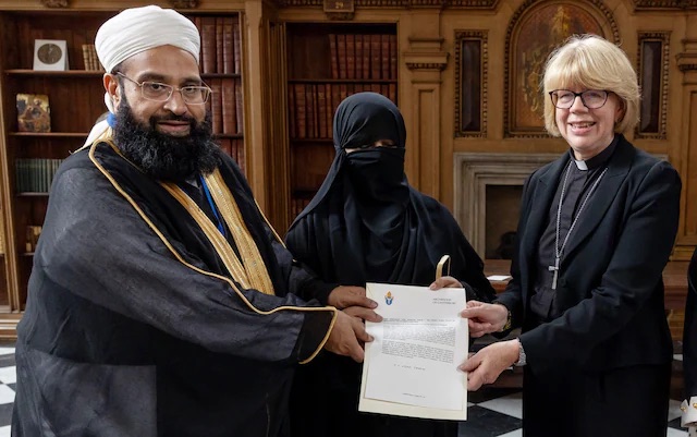 Archbishop of Canterbury Sarah Mullally pictured with Hafiz Tahir Ashrafi and his wife. Credit: Lambeth Palace