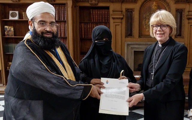 Archbishop of Canterbury Sarah Mullally pictured with Hafiz Tahir Ashrafi and his wife. Credit: Lambeth Palace